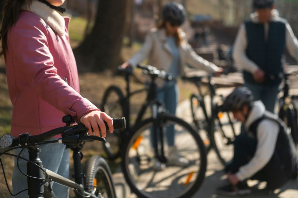 Bici a pedalata assistita vs gravel: quale scegliere per le gite fuoriporta?